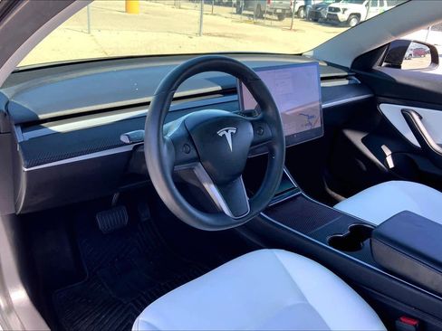 Used 2020 Tesla Model 3 Standard Range Plus image 17