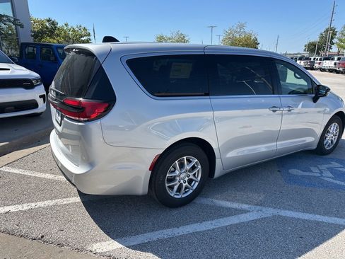 New 2026 Chrysler Pacifica Select image 30