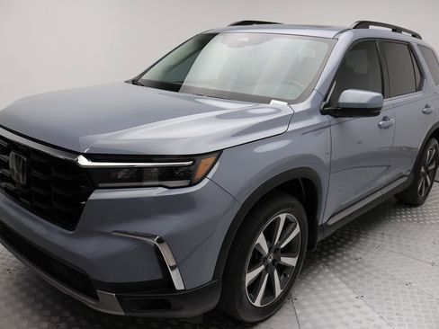 Used 2024 Honda Pilot Touring image 2