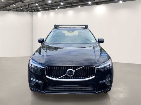 Used 2022 Volvo XC60 B5 Momentum AWD/4WD image 2