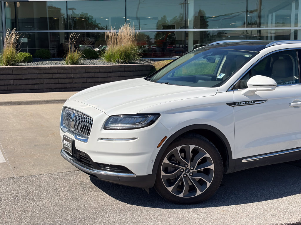Used 2022 Lincoln Nautilus Reserve w/ Equipment Group 201A AWD/4WD image 2