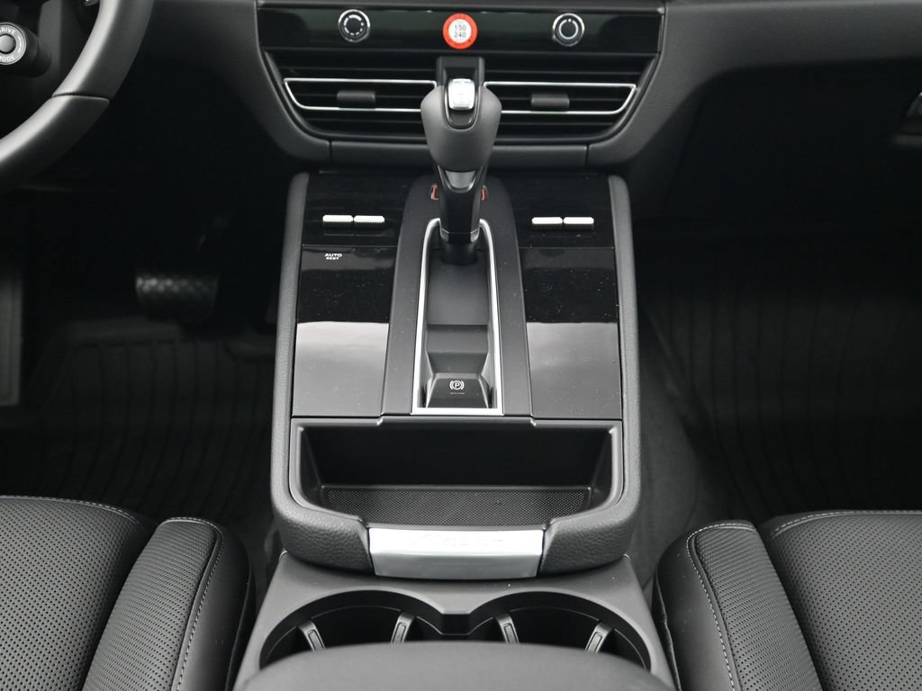 Certified 2026 Porsche Macan AWD/4WD image 10