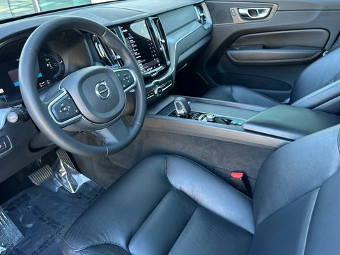 Used 2023 Volvo XC60 T8 Core image 4