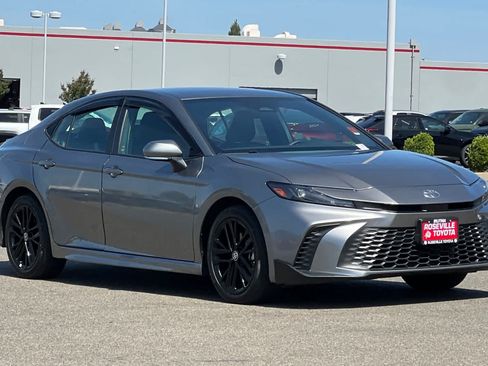 Used 2025 Toyota Camry SE FWD image 5