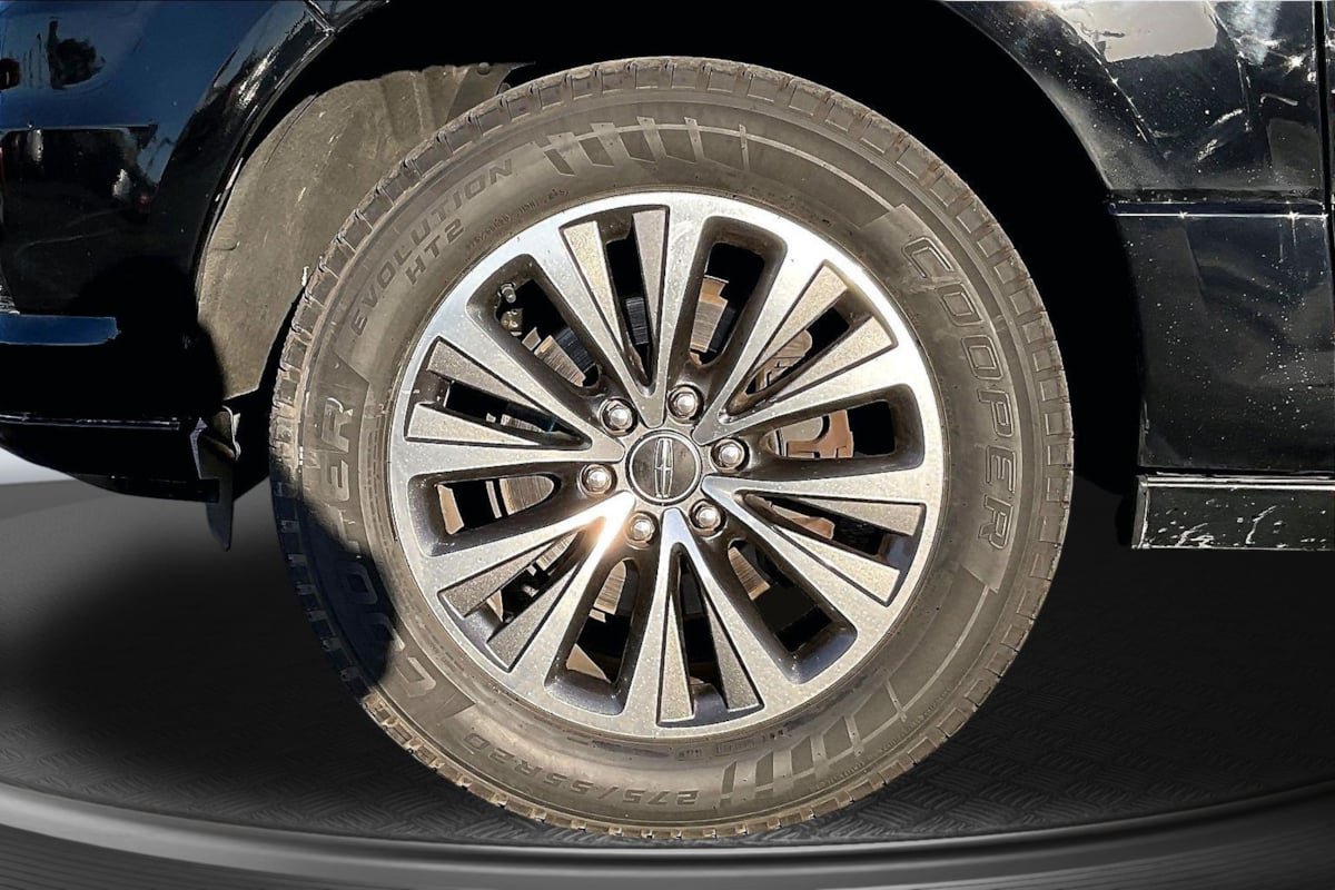 Used 2016 Lincoln Navigator Select RWD image 9