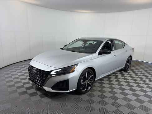 Used 2024 Nissan Altima 2.5 SR FWD image 2
