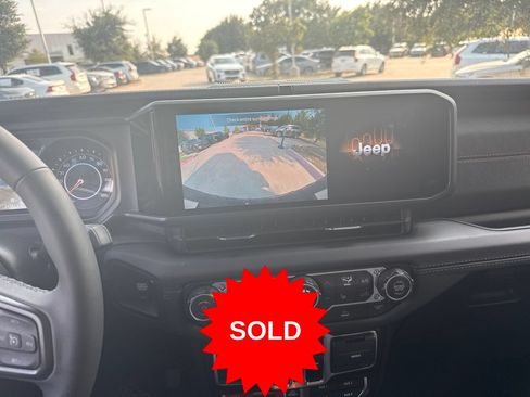 Used 2025 Jeep Wrangler Unlimited Rubicon w/ Convenience Group AWD/4WD image 24