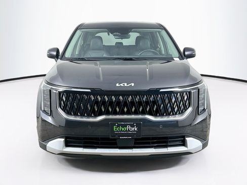 Used 2025 Kia Carnival FWD image 2