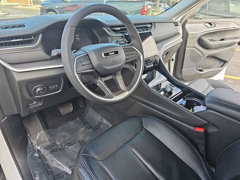 Used 2023 Jeep Grand Cherokee Limited image 16