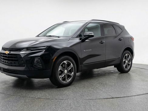 Used 2025 Chevrolet Blazer LT image 3