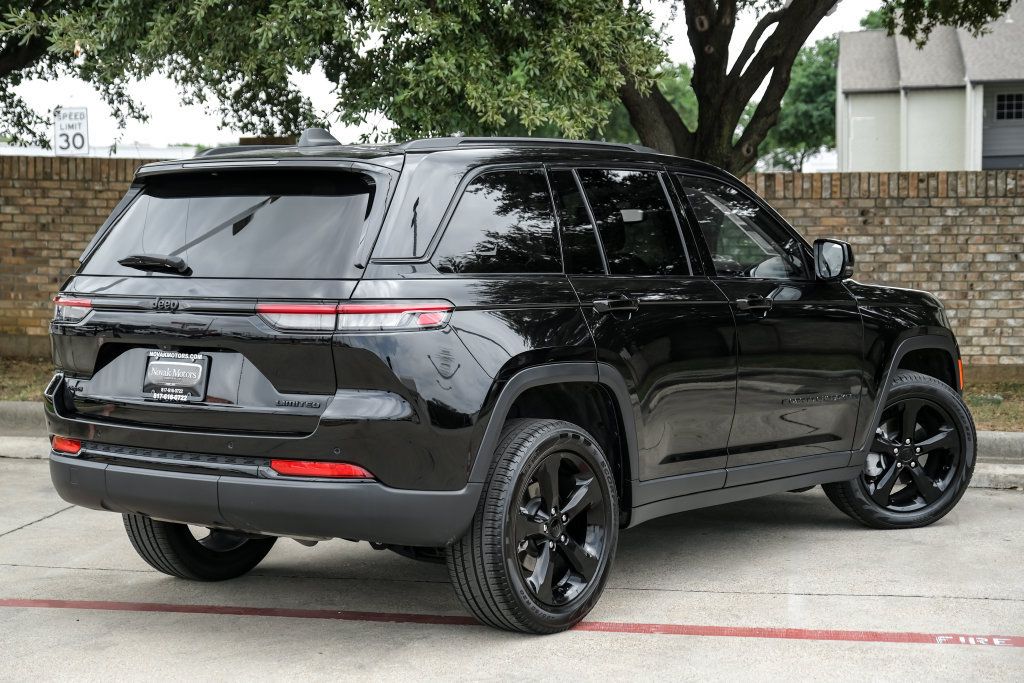 Used 2023 Jeep Grand Cherokee Limited w/ Black Appearance Package AWD/4WD image 15
