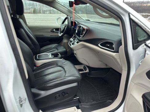 Used 2020 Chrysler Pacifica Touring-L Plus w/ Advanced Safetytec Group image 19