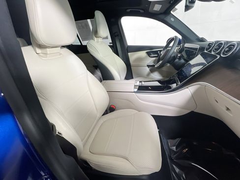 Used 2025 Mercedes-Benz GLC 300 4MATIC image 29