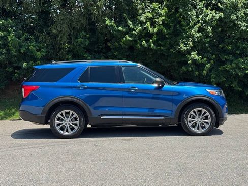 Used 2022 Ford Explorer XLT w/ Equipment Group 202A AWD/4WD image 4