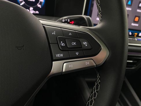 New 2025 Volkswagen Tiguan SE image 17