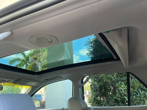 Used 2006 Cadillac SRX w/ Seating Package image 25