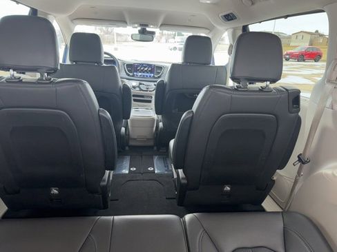 Used 2021 Chrysler Pacifica Touring-L image 22