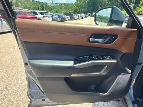 Used 2023 Nissan Pathfinder Platinum w/ Cargo Package AWD/4WD image 11