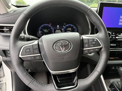 Certified 2025 Toyota Highlander Platinum AWD/4WD image 13
