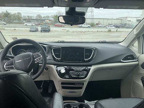 Used 2024 Chrysler Pacifica Touring-L image 16