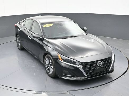Used 2025 Nissan Altima 2.5 SV FWD image 63