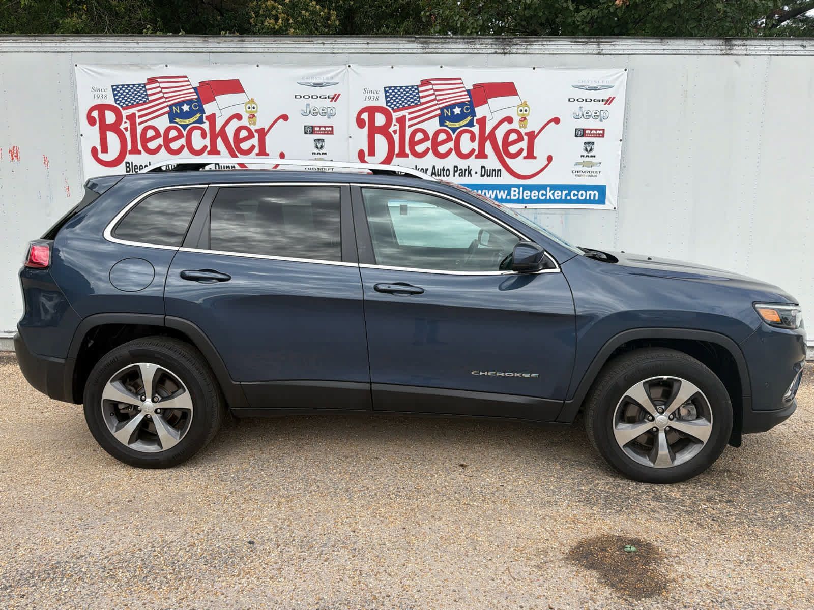 Used 2020 Jeep Cherokee Limited w/ Technology Group AWD/4WD image 2