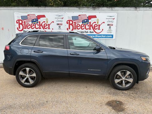 Used 2020 Jeep Cherokee Limited w/ Technology Group AWD/4WD image 2