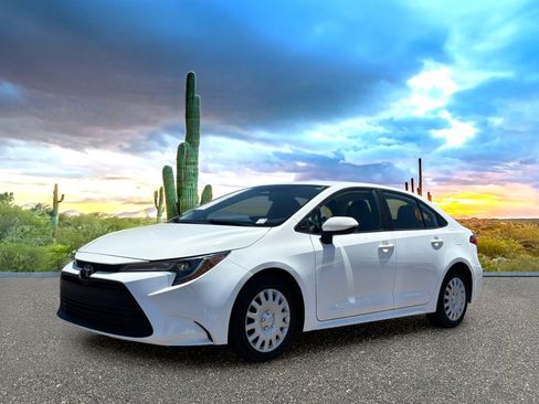 Used 2023 Toyota Corolla LE FWD image 2
