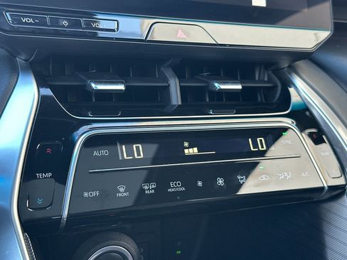 Used 2023 Toyota Venza Nightshade image 23