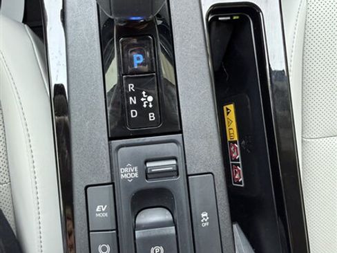 Used 2024 Toyota Prius XLE FWD image 21