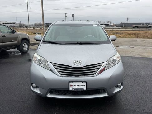 Used 2013 Toyota Sienna XLE image 35