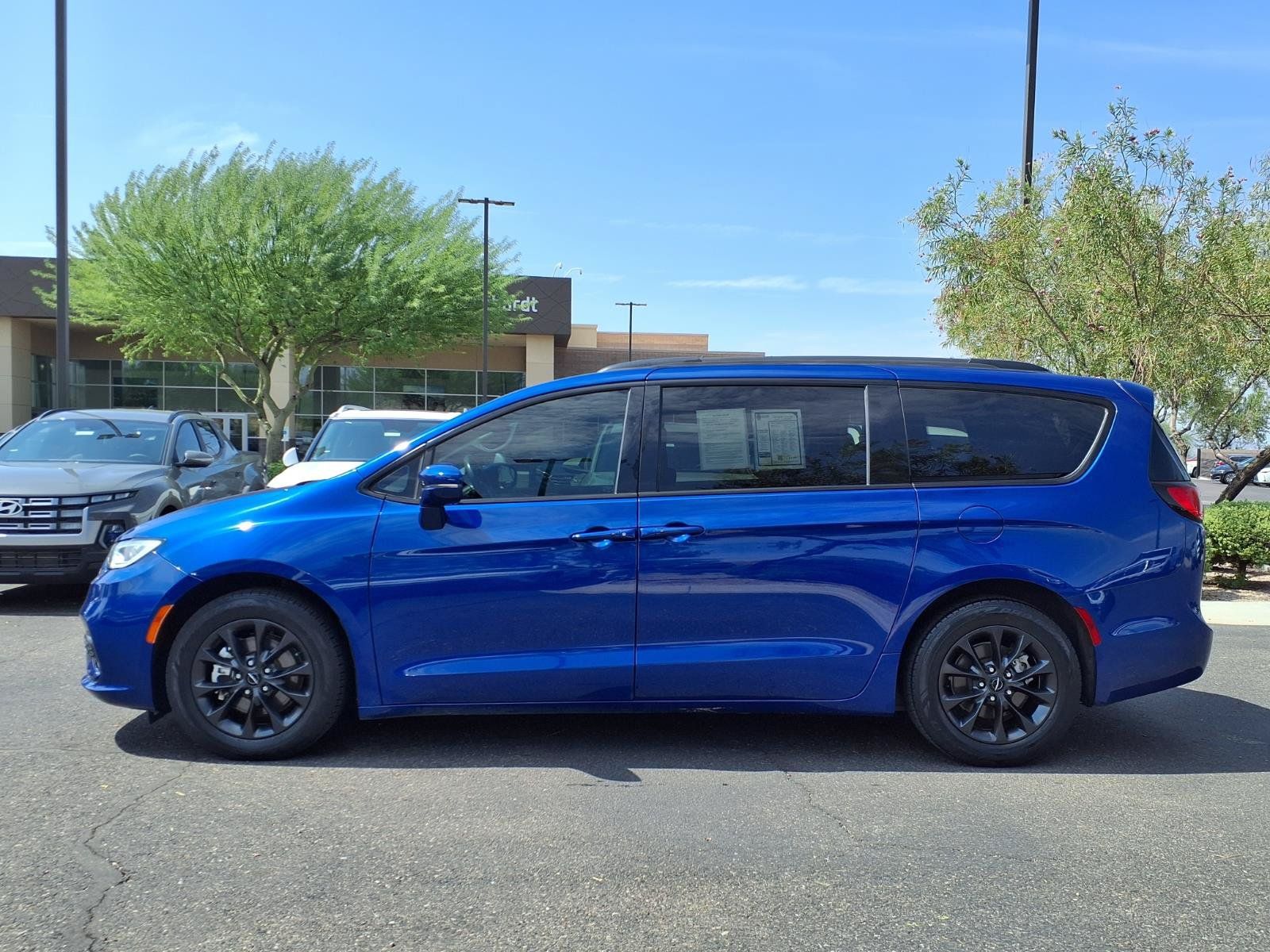 Used 2021 Chrysler Pacifica Touring w/ S Appearance Package FWD image 3