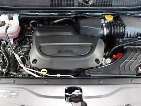 Used 2023 Chrysler Voyager LX FWD image 9