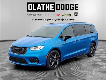 New 2026 Chrysler Pacifica Select