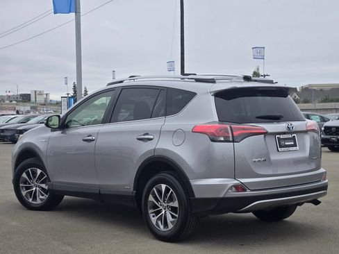 Used 2018 Toyota RAV4 LE w/ Carpet Mat Package AWD/4WD image 5
