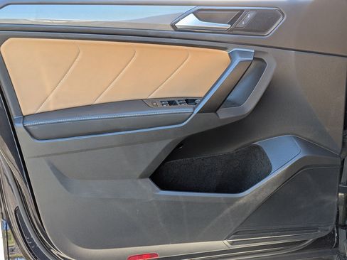 Used 2022 Volkswagen Tiguan SE image 11