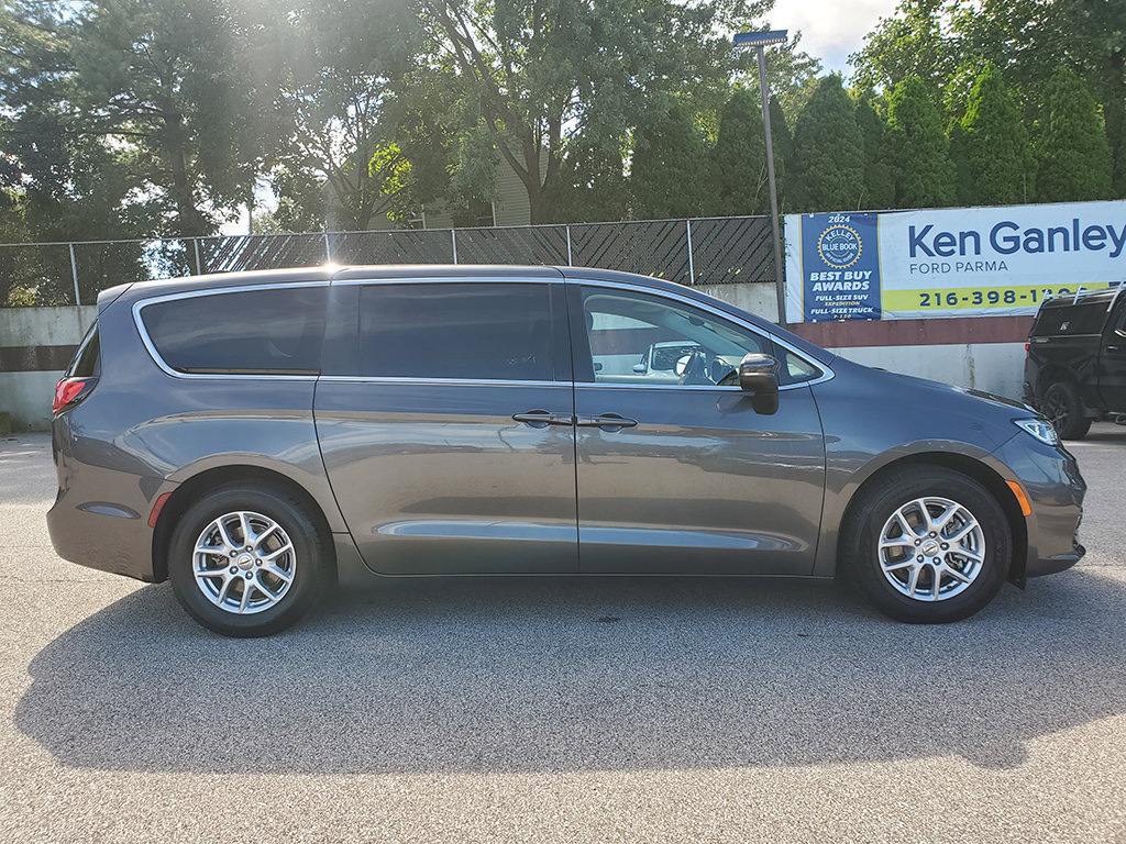 Used 2023 Chrysler Pacifica Touring-L FWD image 4
