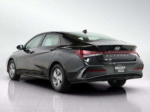 Used 2024 Hyundai Elantra SE FWD image 3
