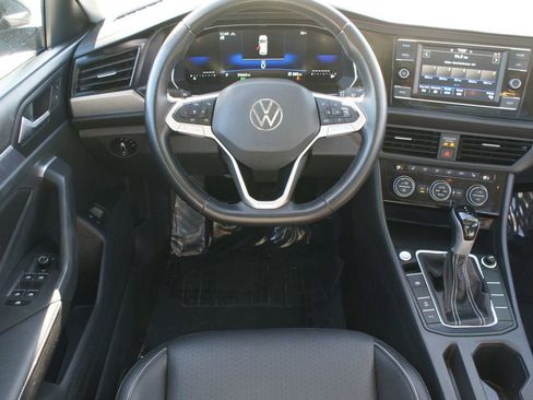 Used 2024 Volkswagen Jetta SE image 5