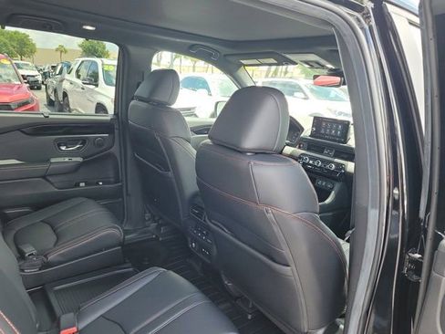 Certified 2025 Honda Pilot TrailSport image 9