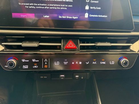 Used 2023 Kia Niro SX image 18