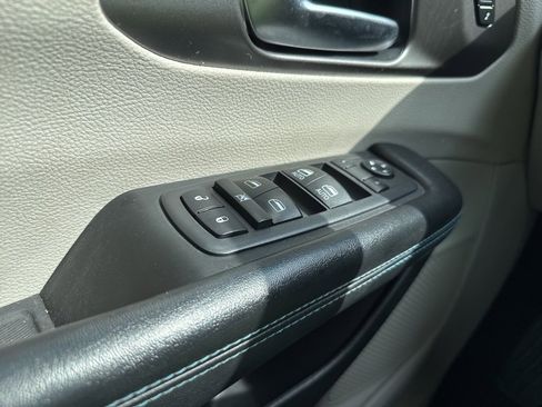 Used 2021 Chrysler Pacifica Touring-L image 28