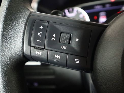 Used 2023 Nissan Rogue S image 31