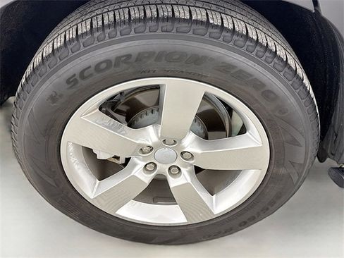 Used 2023 Land Rover Defender 110 SE image 33