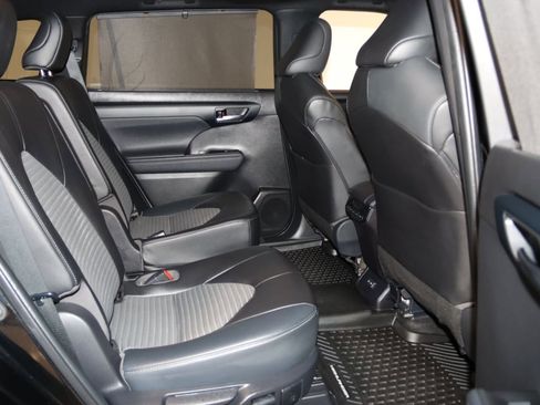 Used 2023 Toyota Highlander L image 61