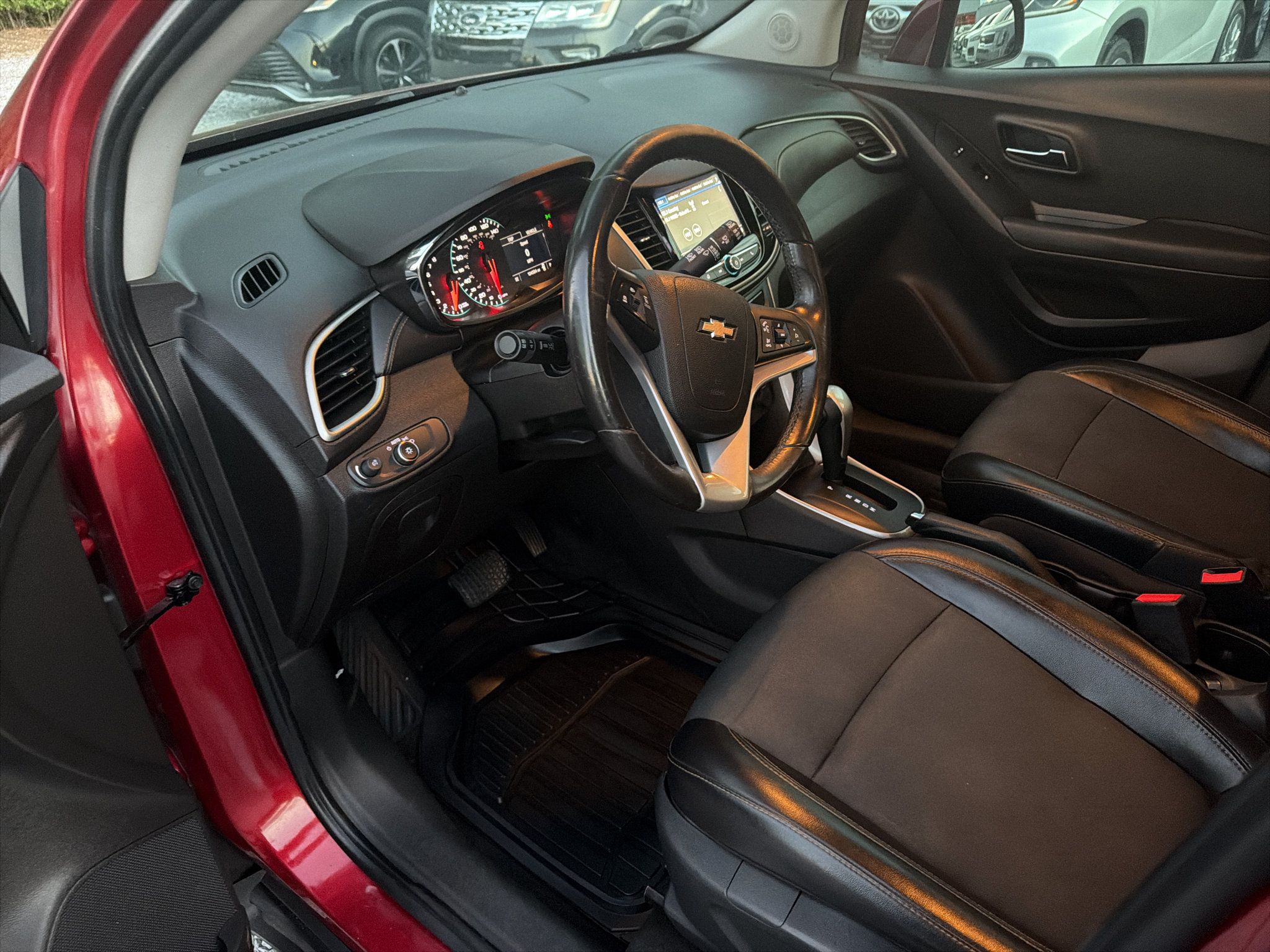 Used 2018 Chevrolet Trax LT w/ LT Convenience Package FWD image 13