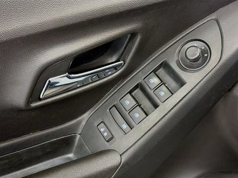 Used 2020 Chevrolet Trax LT w/ Sun & Sound Package FWD image 29