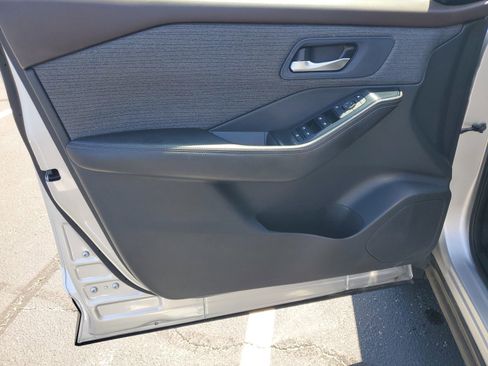 Used 2022 Nissan Rogue SV image 8