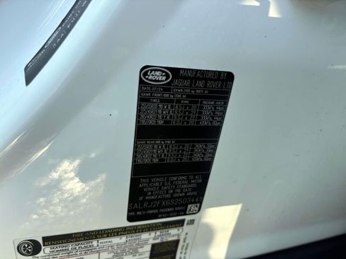 Used 2025 Land Rover Discovery S image 27