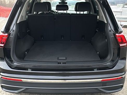 Used 2024 Volkswagen Tiguan SE image 25